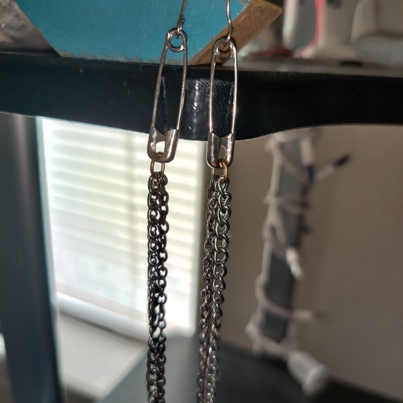 NEW RARE Edgy Punk Emo Scene Safety Pin Chain Dangle Drop Steampunk - Picture 8 of 8